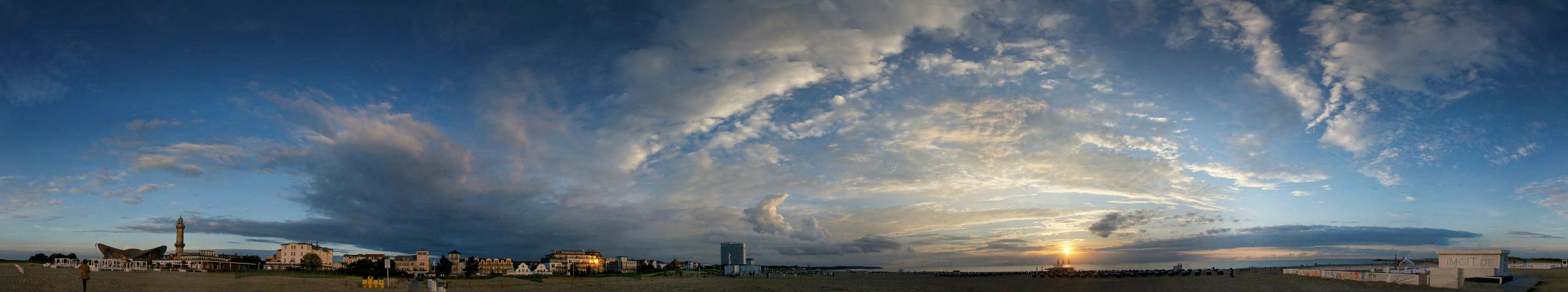 Sonnenuntergang am Strand in Warnemünde