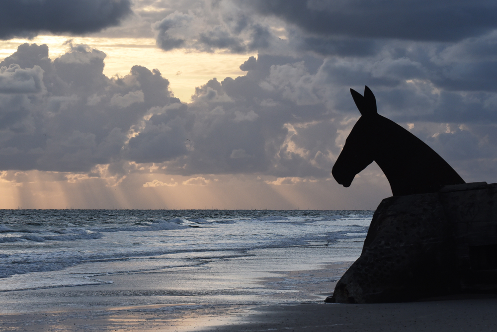 Sonnenuntergang am Strand von Blåvand, Dänemark. Mit einem Bunker Maultier. - Sept2019