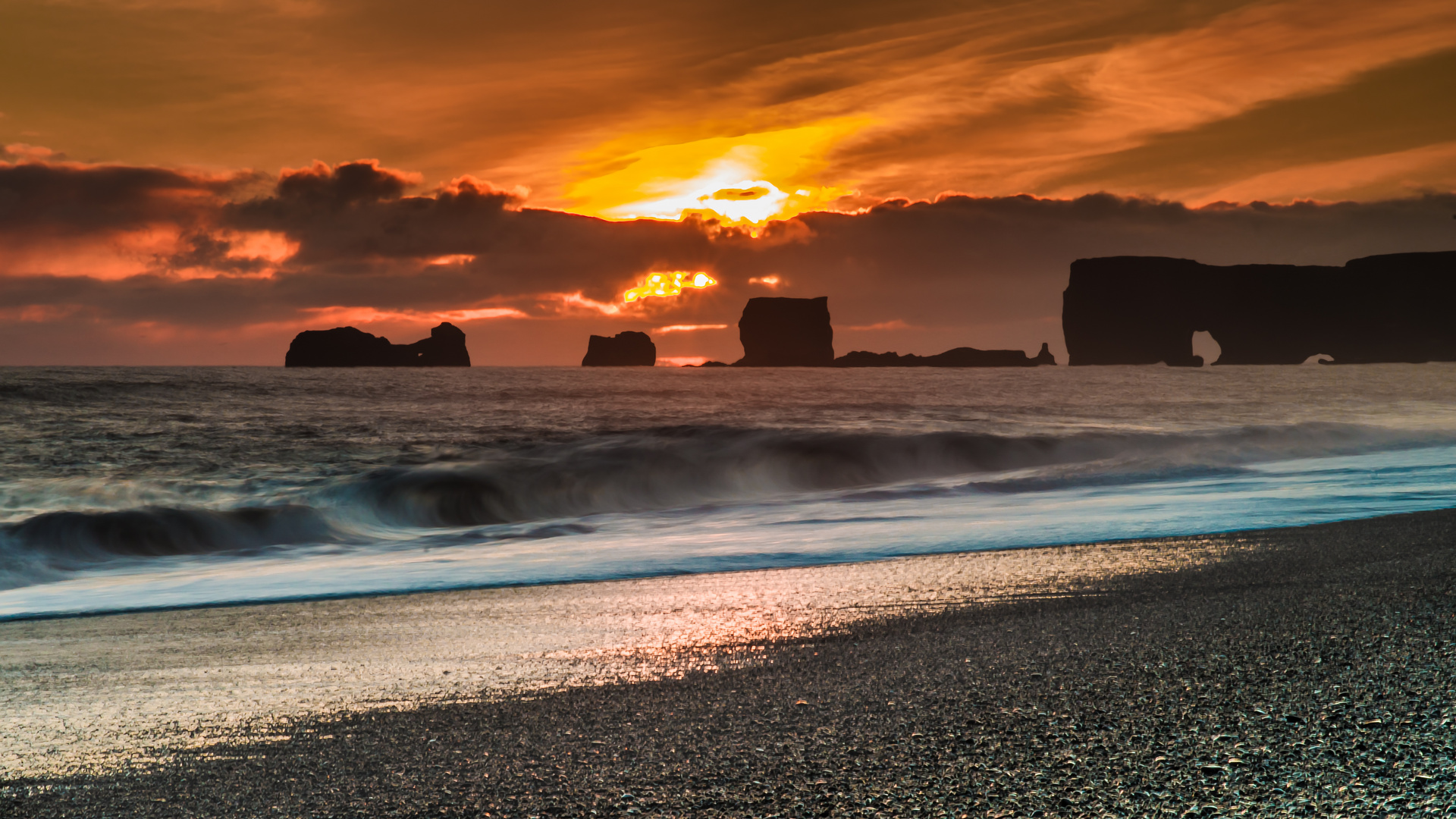 Sonnenuntergang am Strand von Dyrholaey (Island)