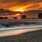 Sonnenuntergang am Strand von Dyrholaey (Island)