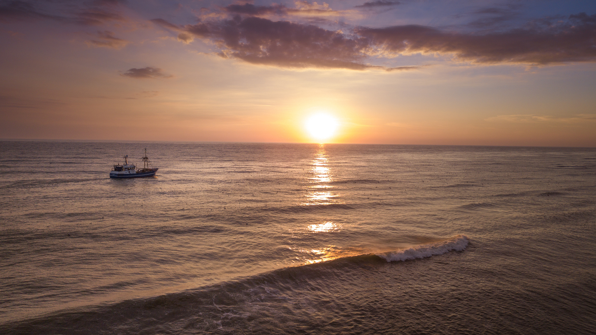 Sonnenuntergang am Strand von Hvide Sande mit Fischerboot 