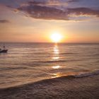 Sonnenuntergang am Strand von Hvide Sande mit Fischerboot 