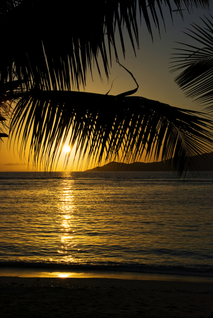 Sonnenuntergang am Strand von La Digu Island
