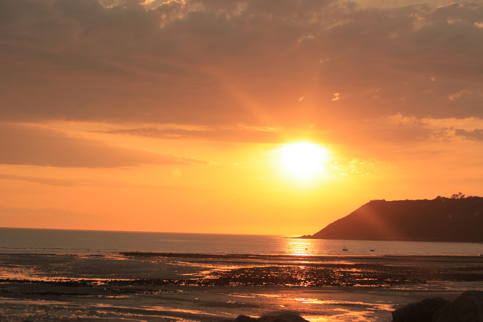 Sonnenuntergang am Strand von Normandie.