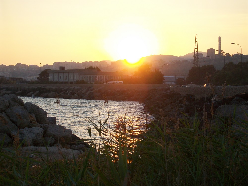 Sonnenuntergang am Strand von Porto Empedocle , Agrigent ( Kaos ) von Stellina77 