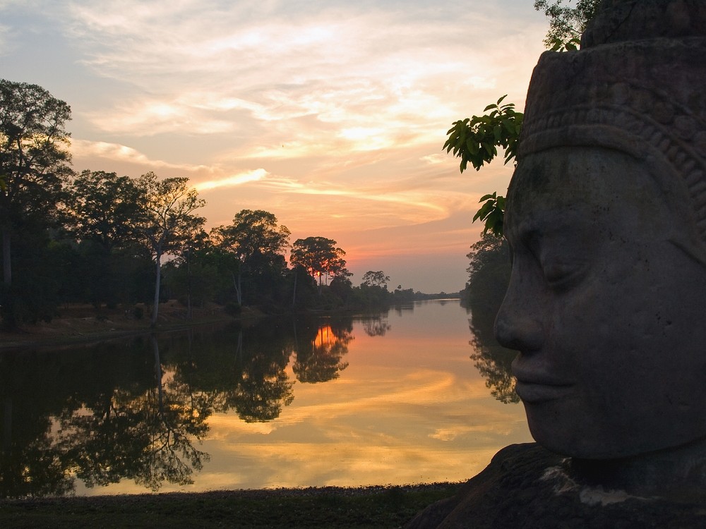 Sonnenuntergang am Südthor von AngkorThom / Kambodscha von journeyman 