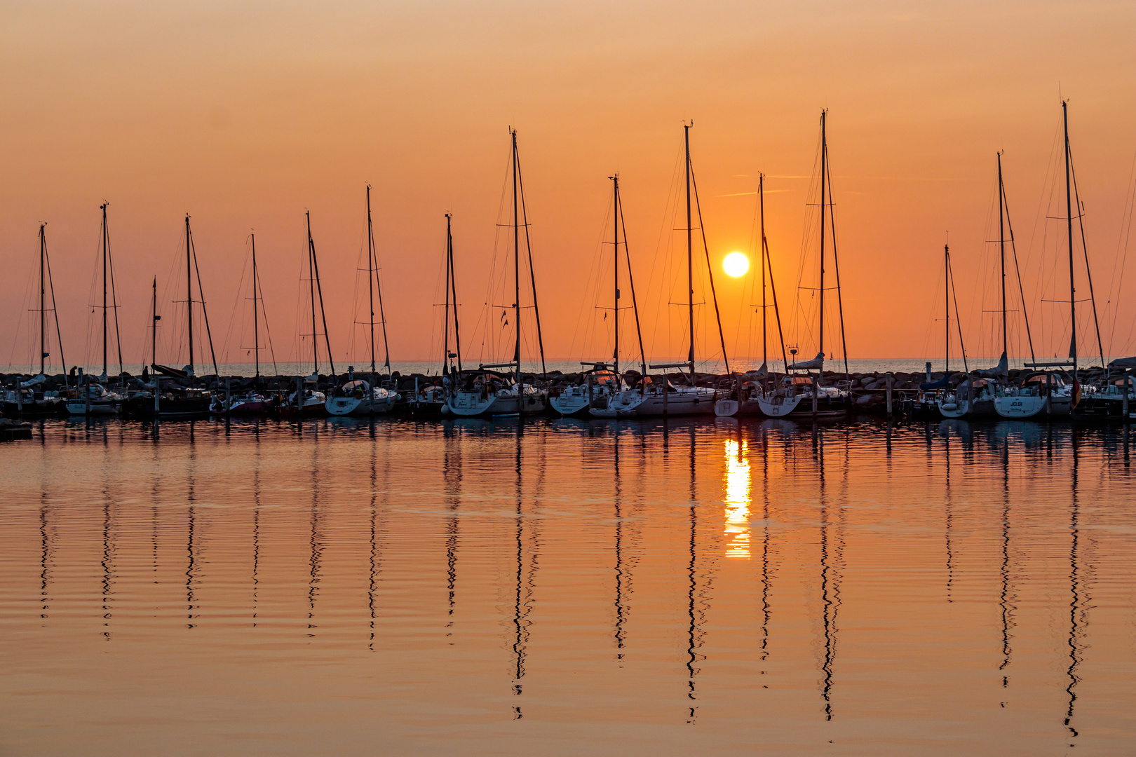 Sonnenuntergang am Timmendorfer Hafen auf der Insel Poel .