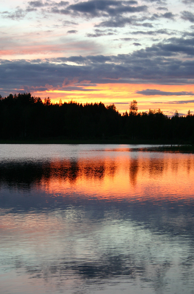 sonnenuntergang am vehmäsjärvi in finnland