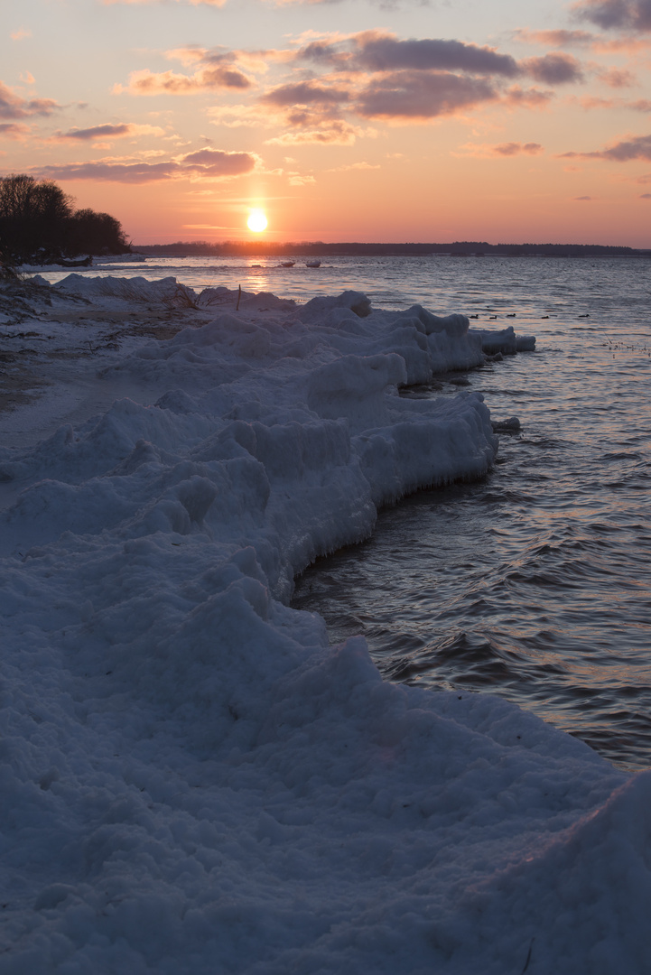 Sonnenuntergang am vereisten Osteestrand