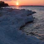 Sonnenuntergang am vereisten Osteestrand