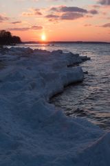 Sonnenuntergang am vereisten Osteestrand