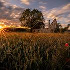 Sonnenuntergang am verlassenen Haus 