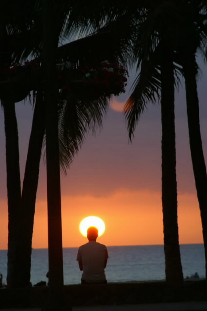 Sonnenuntergang am Waikiki Beach (SUNSET IN WAIKIKI BEACH)
