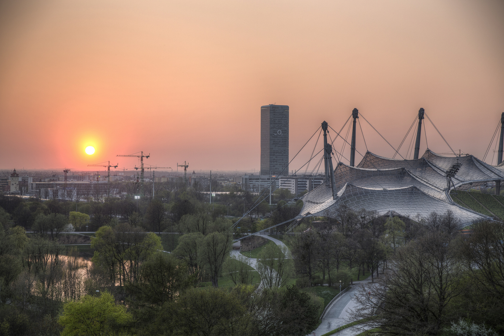 Sonnenuntergang am warmen Frühlingstag