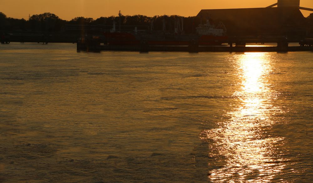 Sonnenuntergang  am Wasser