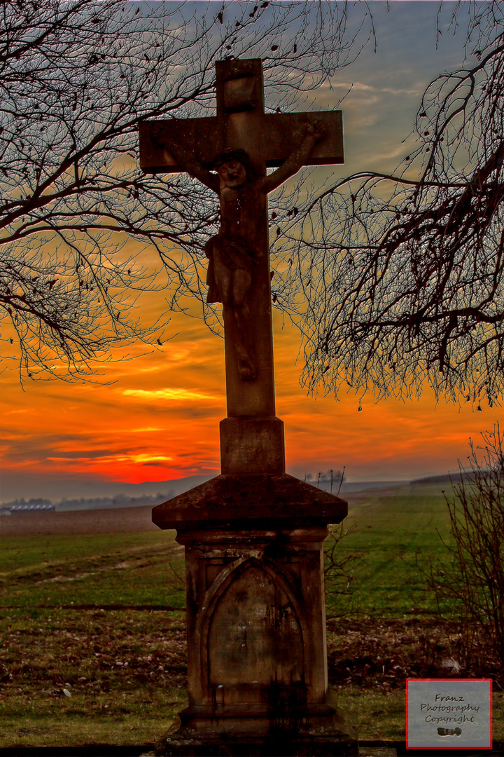 Sonnenuntergang am Wegkreuz