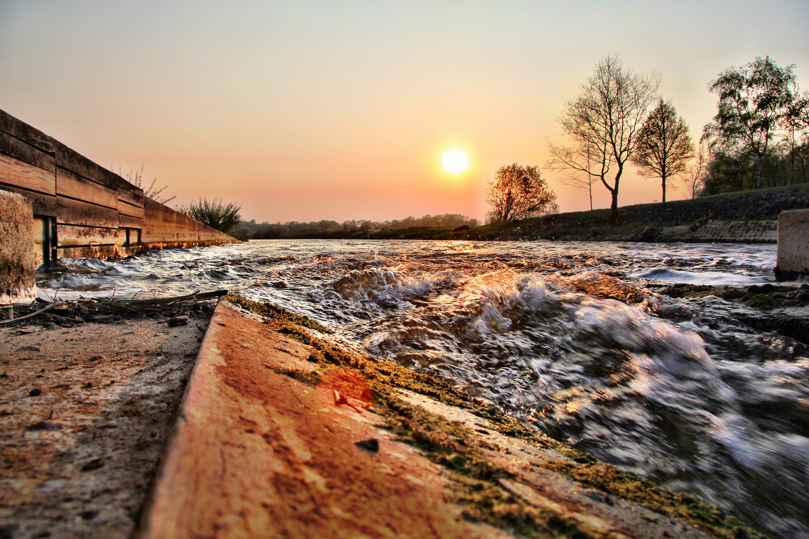 Sonnenuntergang am Wehr