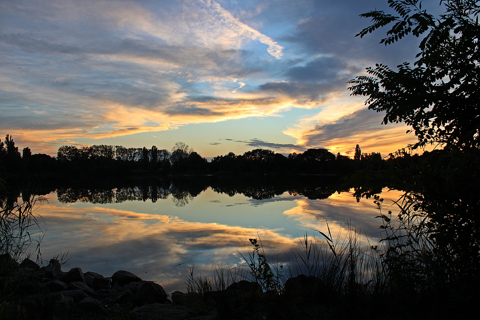 Sonnenuntergang am Weiher mit Spiegelung. Foto & Bild landschaft