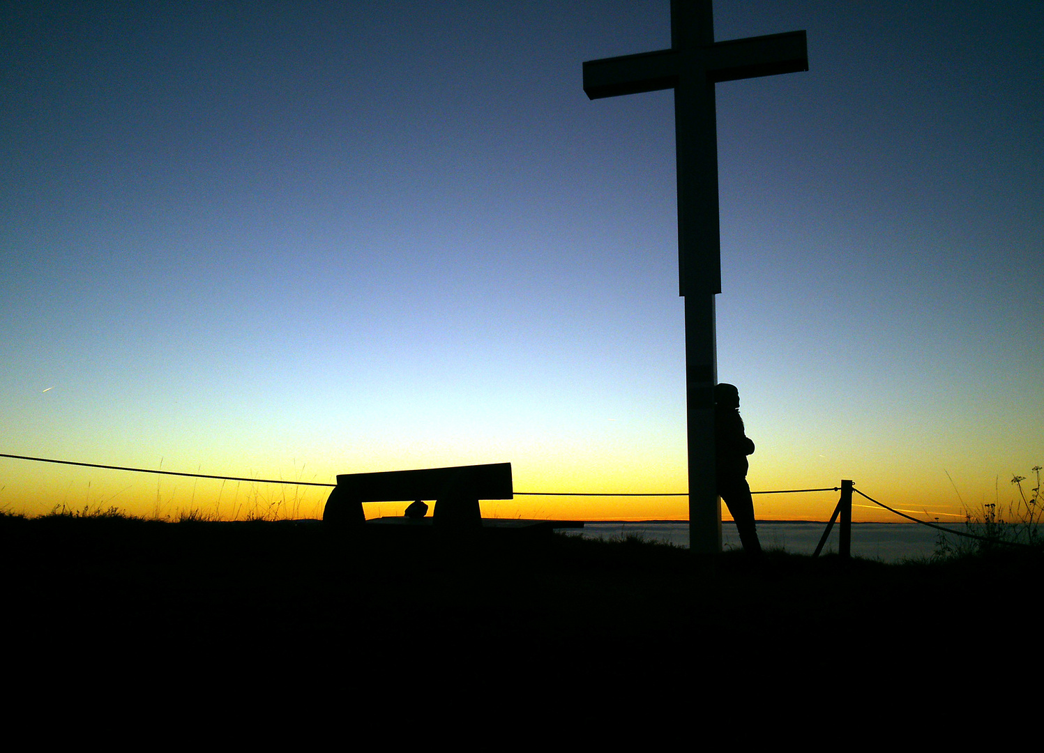 Sonnenuntergang am weißen Kreuz