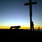 Sonnenuntergang am weißen Kreuz