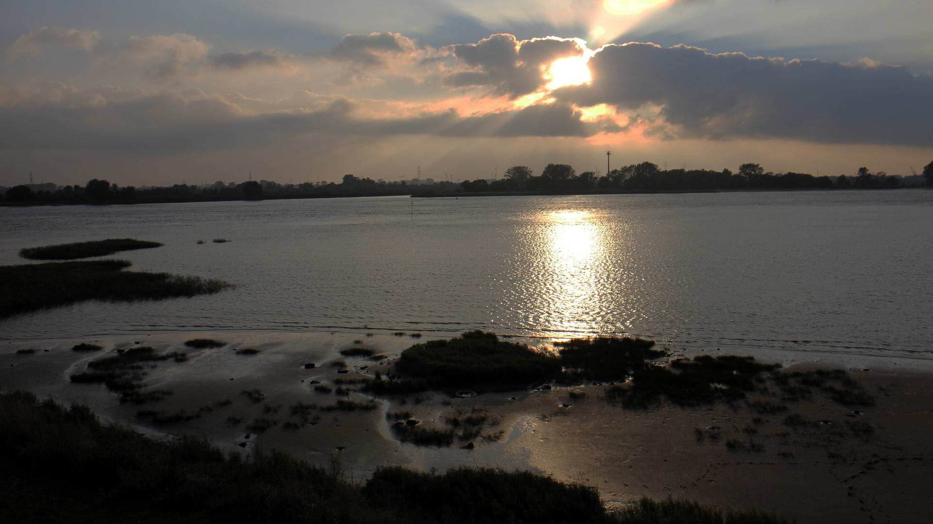 Sonnenuntergang am Weserstrand in Bremen Farge