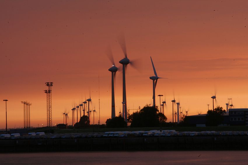 Sonnenuntergang am Windpark