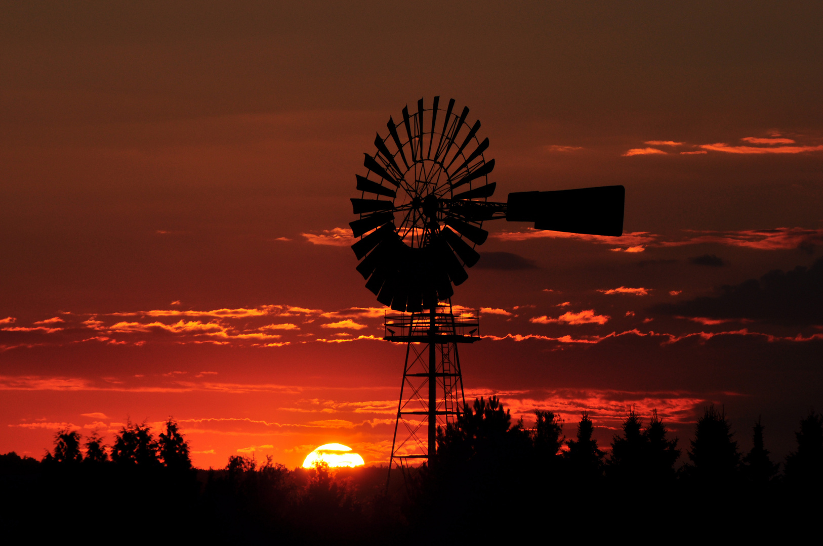 Sonnenuntergang am Windrad von Singhofen