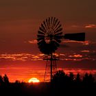 Sonnenuntergang am Windrad von Singhofen