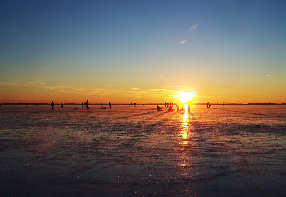 Sonnenuntergang am zugefrorenen Dümmer See
