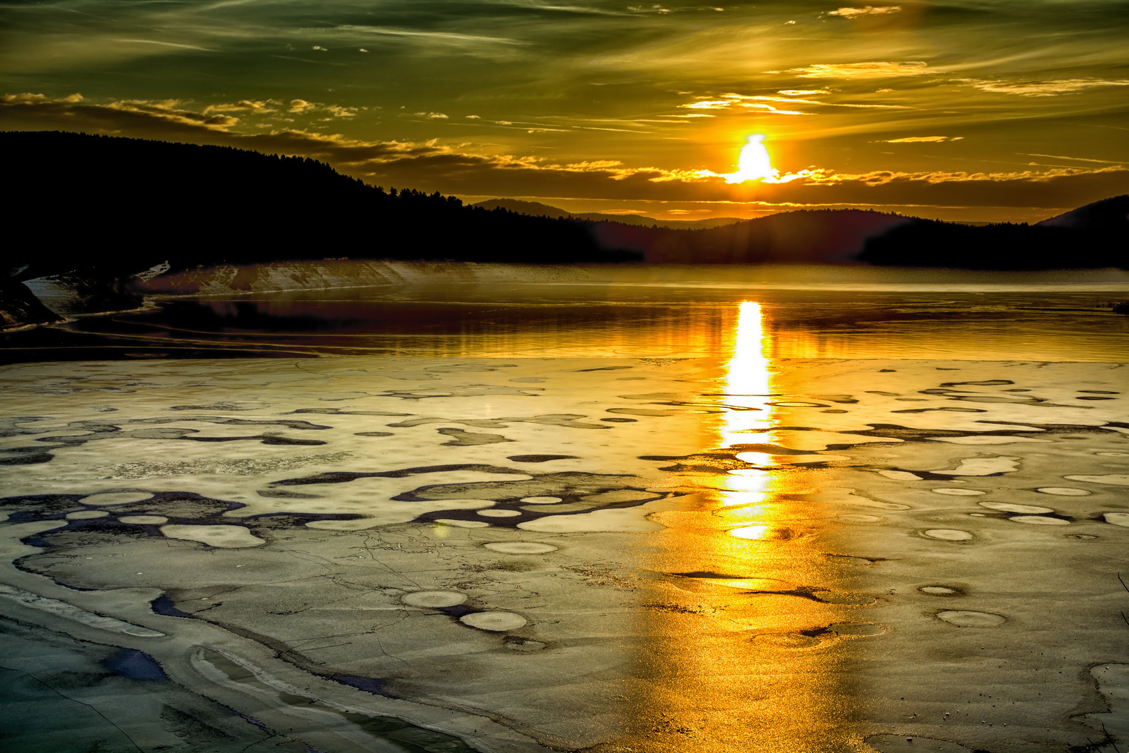 Sonnenuntergang am zugefrorenen  Edersee 