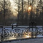 SONNENUNTERGANG AM ZUGEFRORENEN KANAL