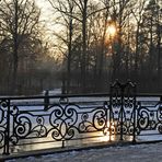 SONNENUNTERGANG AM ZUGEFRORENEN KANAL