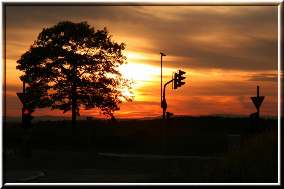 Sonnenuntergang an Ampelkreuzung