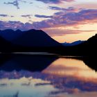 Sonnenuntergang an Bergsee.