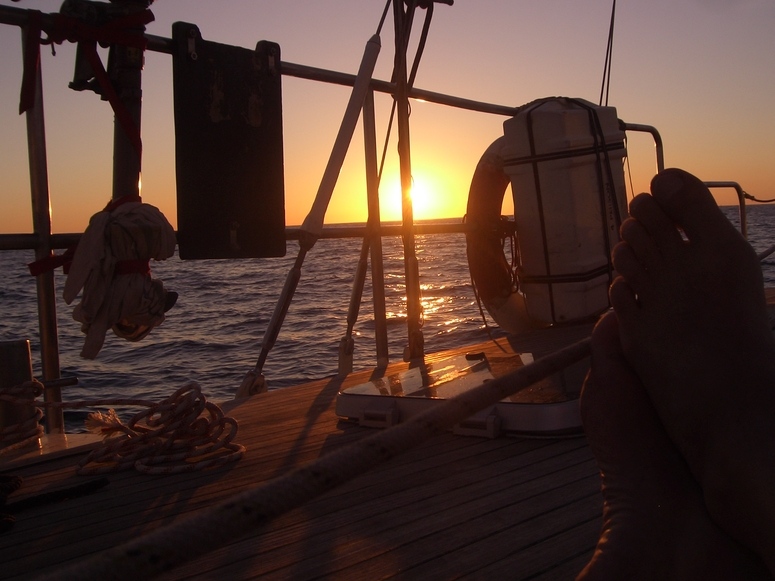 Sonnenuntergang an Bord der "Great Escape" vor Ibiza