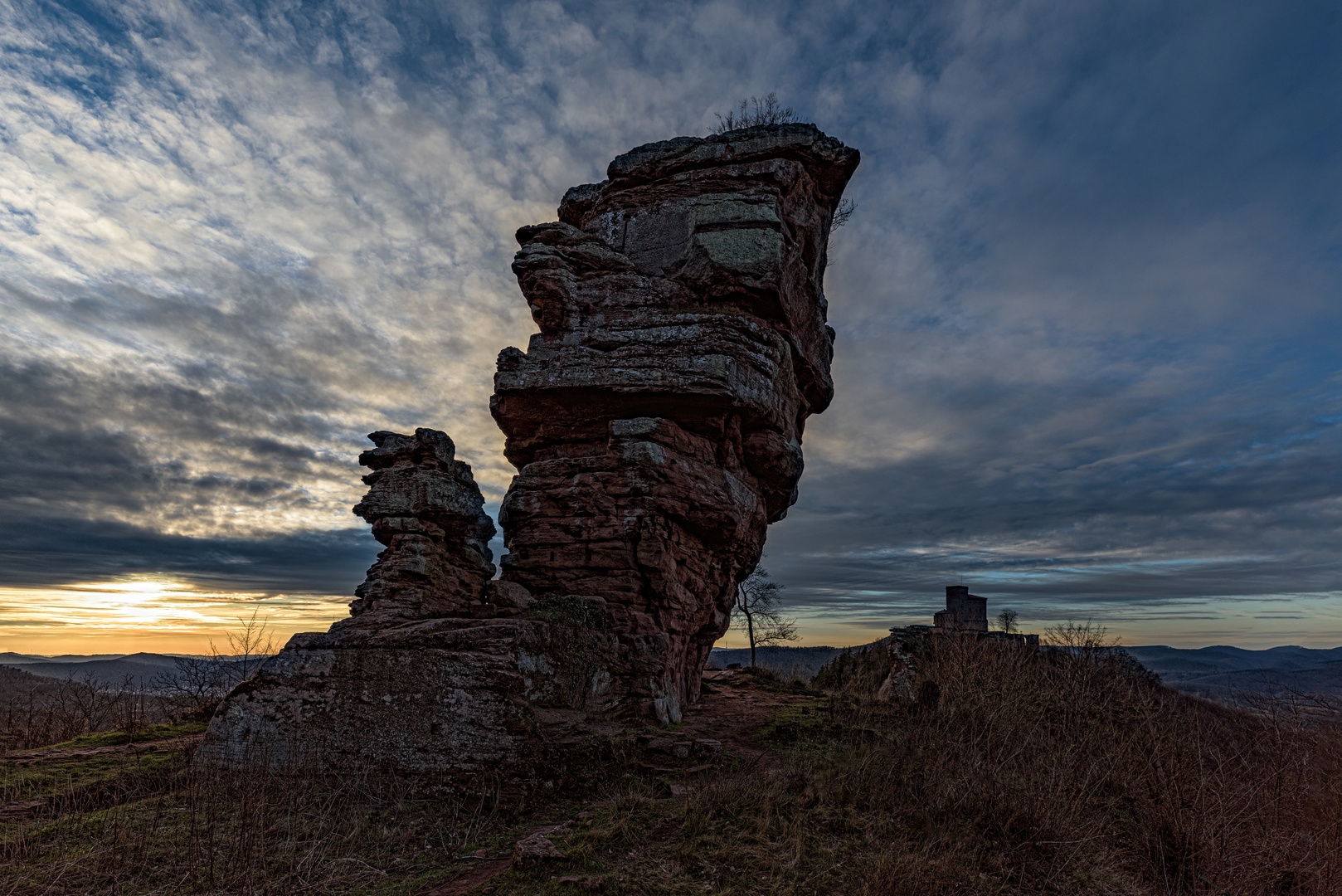 Sonnenuntergang an Burgruine Anebos