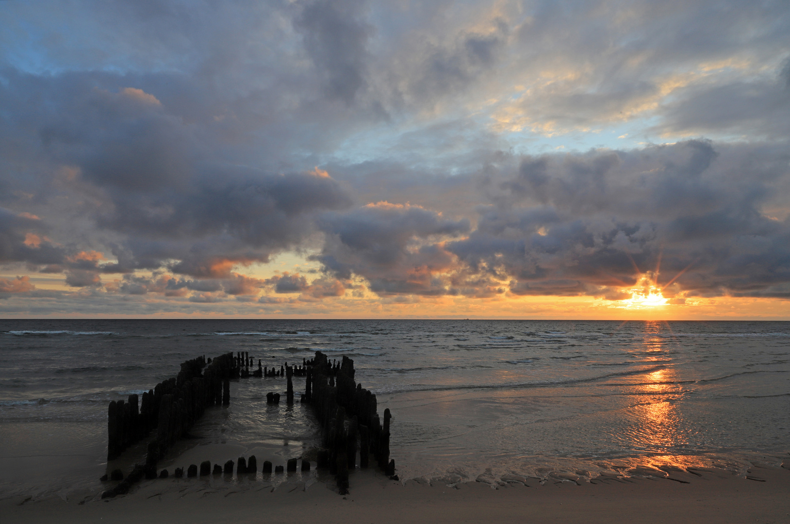 Sonnenuntergang an den Buhnen