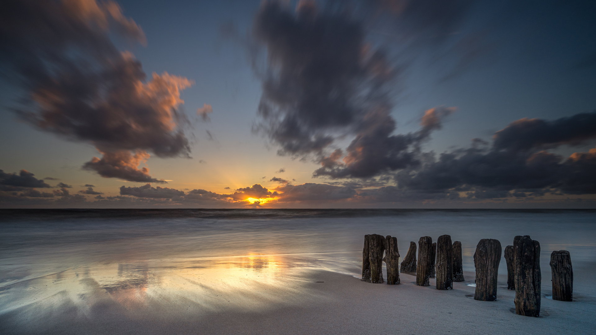 Sonnenuntergang an den Buhnen von Rantum auf Sylt