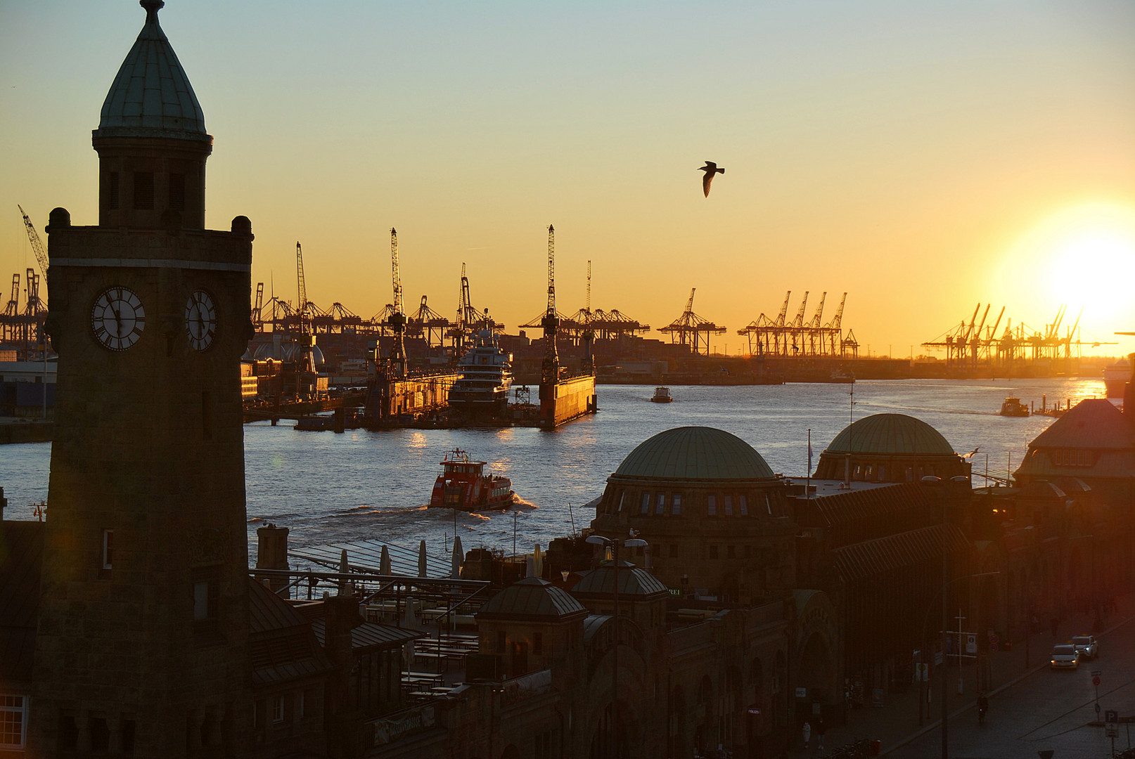 Sonnenuntergang an den Landungsbrücken