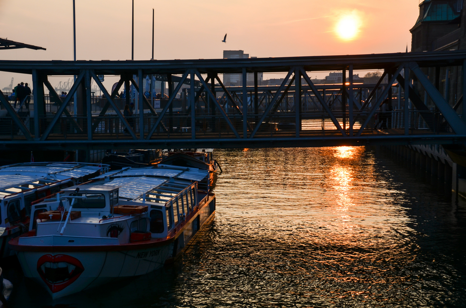 Sonnenuntergang an den Landungsbrücken (HH)