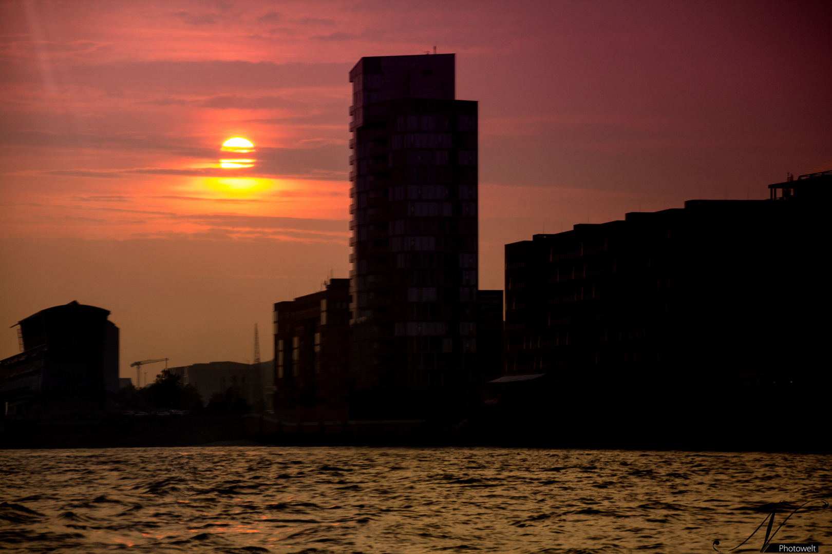 Sonnenuntergang an den Landungsbrücken in Hamburg