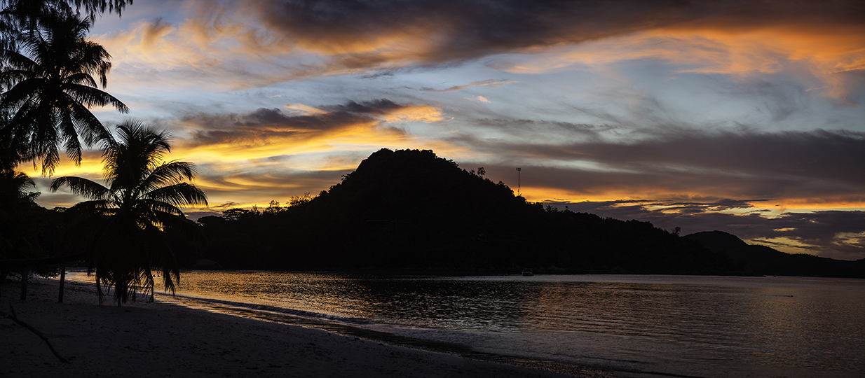 Sonnenuntergang an der Anse Volbert, Cote d'Or, Praslin, Seychellen