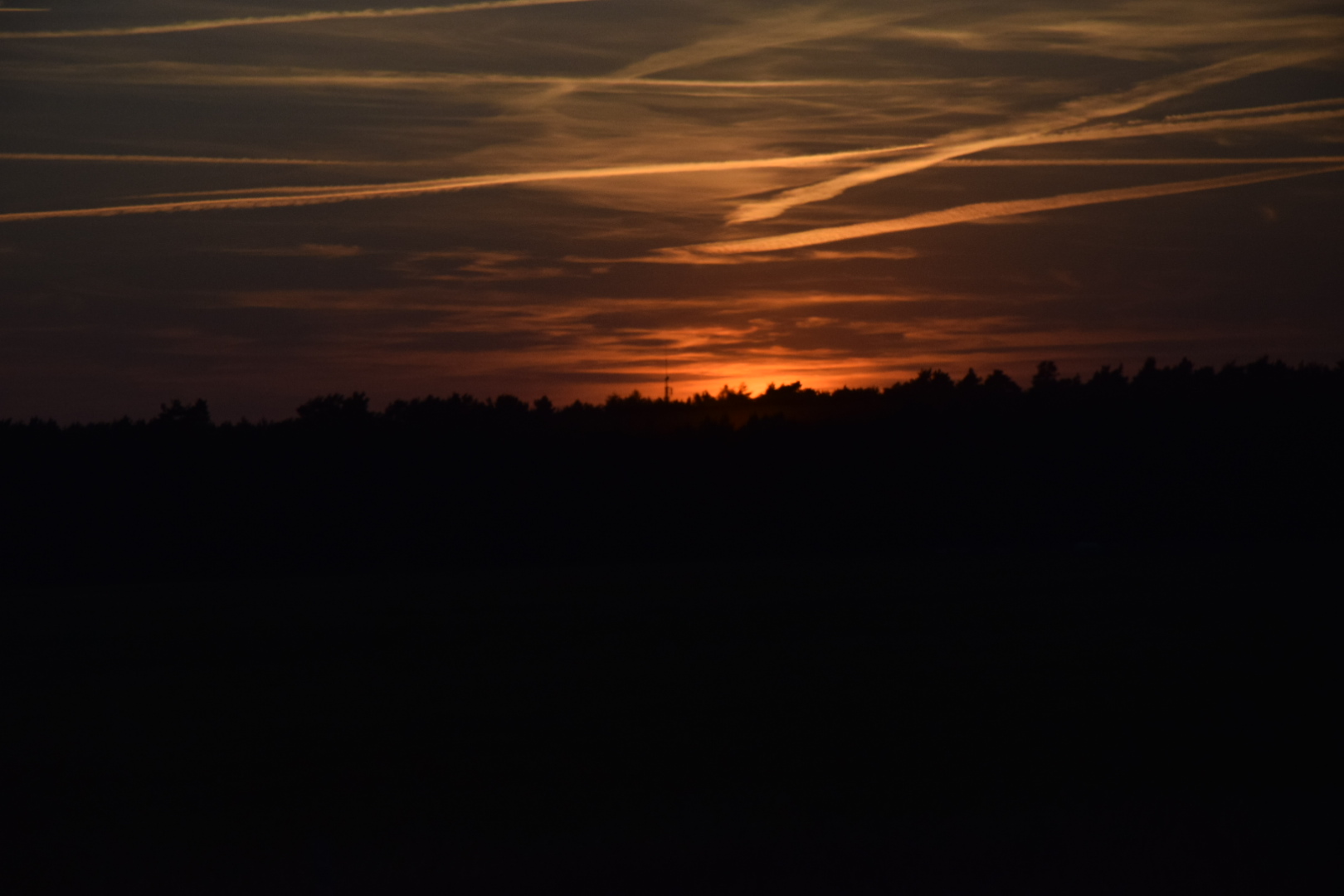 Sonnenuntergang an der Autobahn.