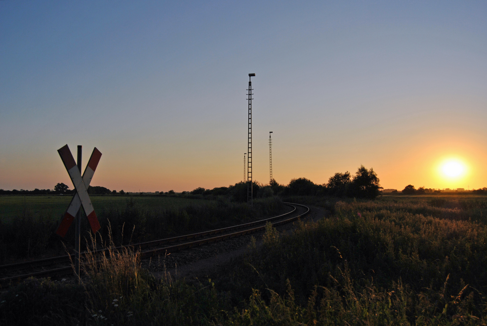 Sonnenuntergang an der Bahn