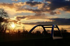 Sonnenuntergang an der blauen Brücke über die Isar