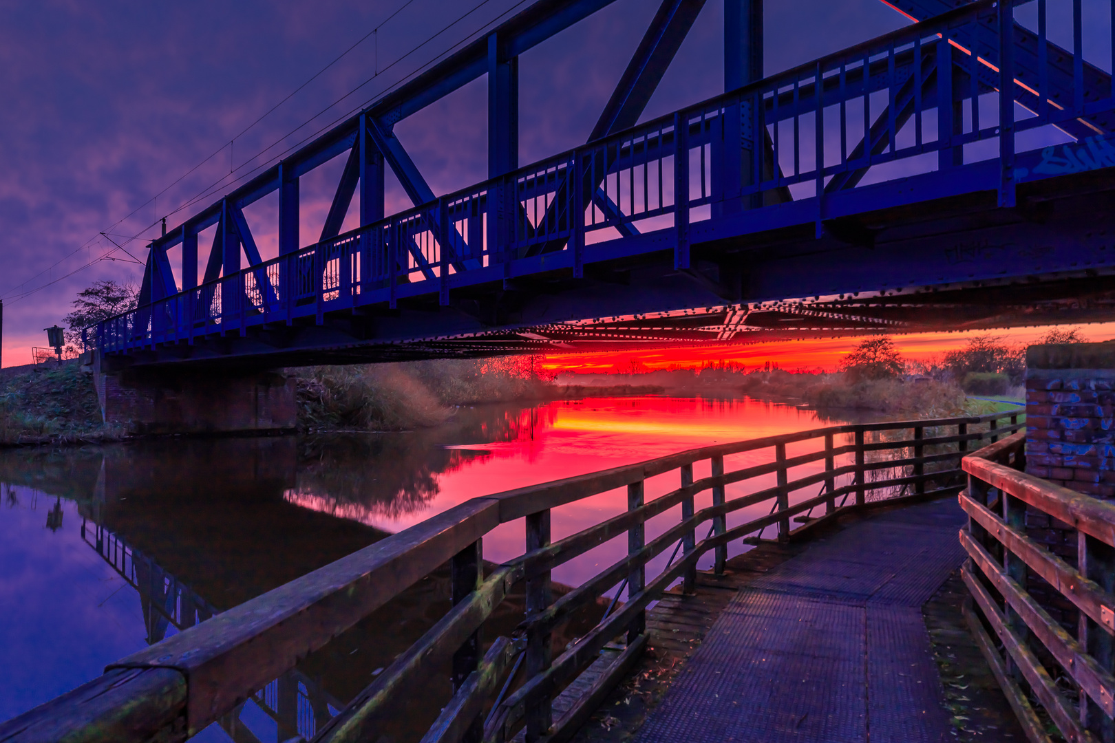 Sonnenuntergang an der Eisenbahnbrücke am Knockster Tief