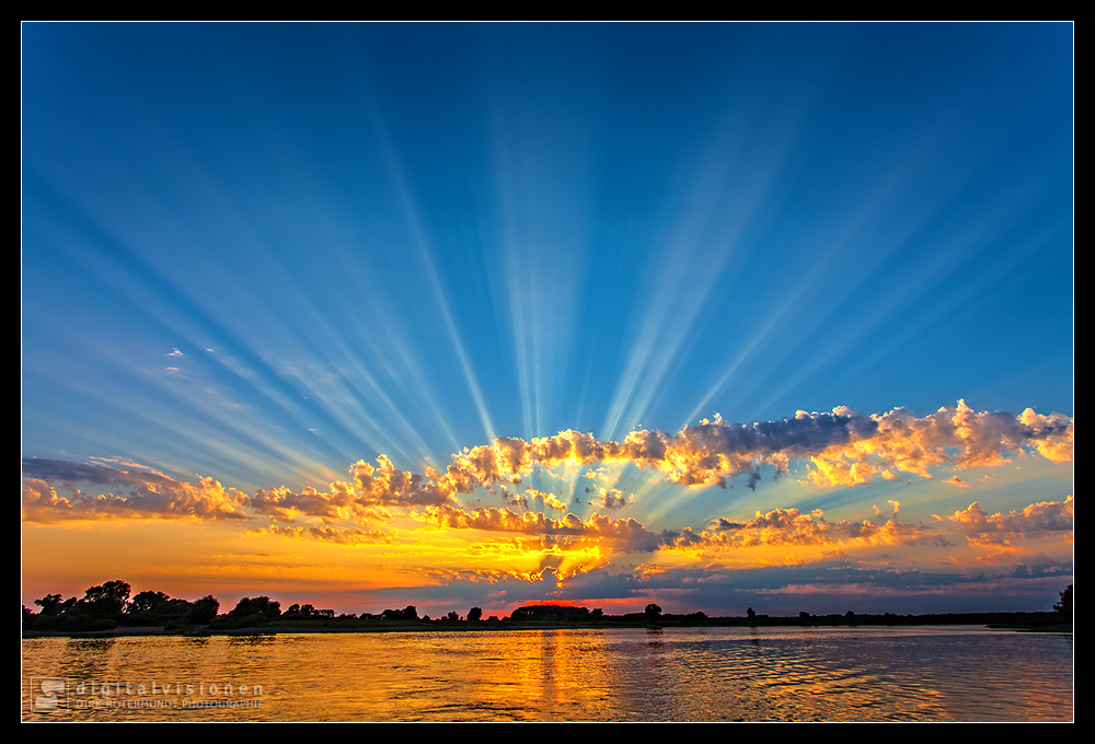 Sonnenuntergang an der Elbe /2.