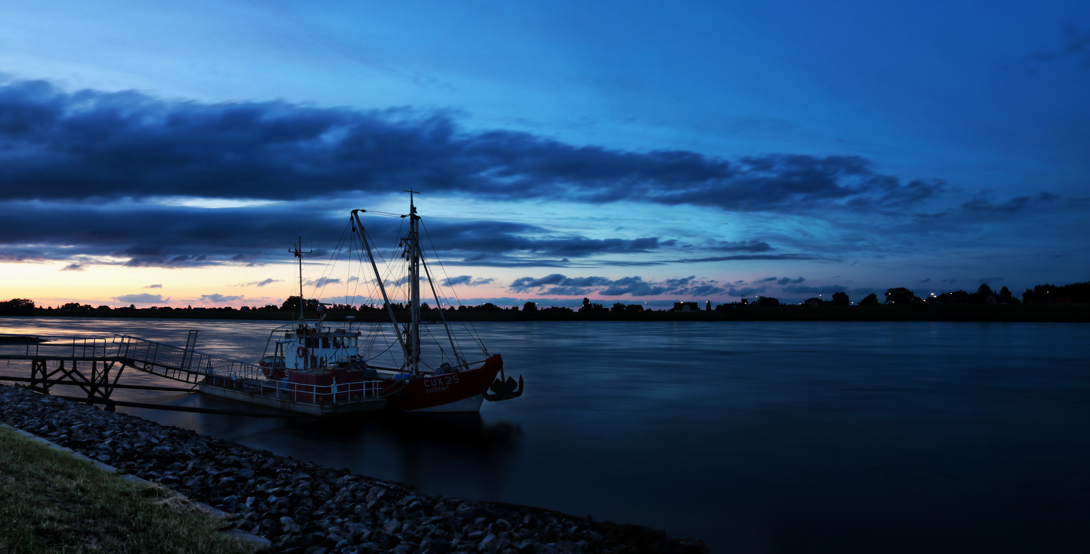 Sonnenuntergang an der Elbe