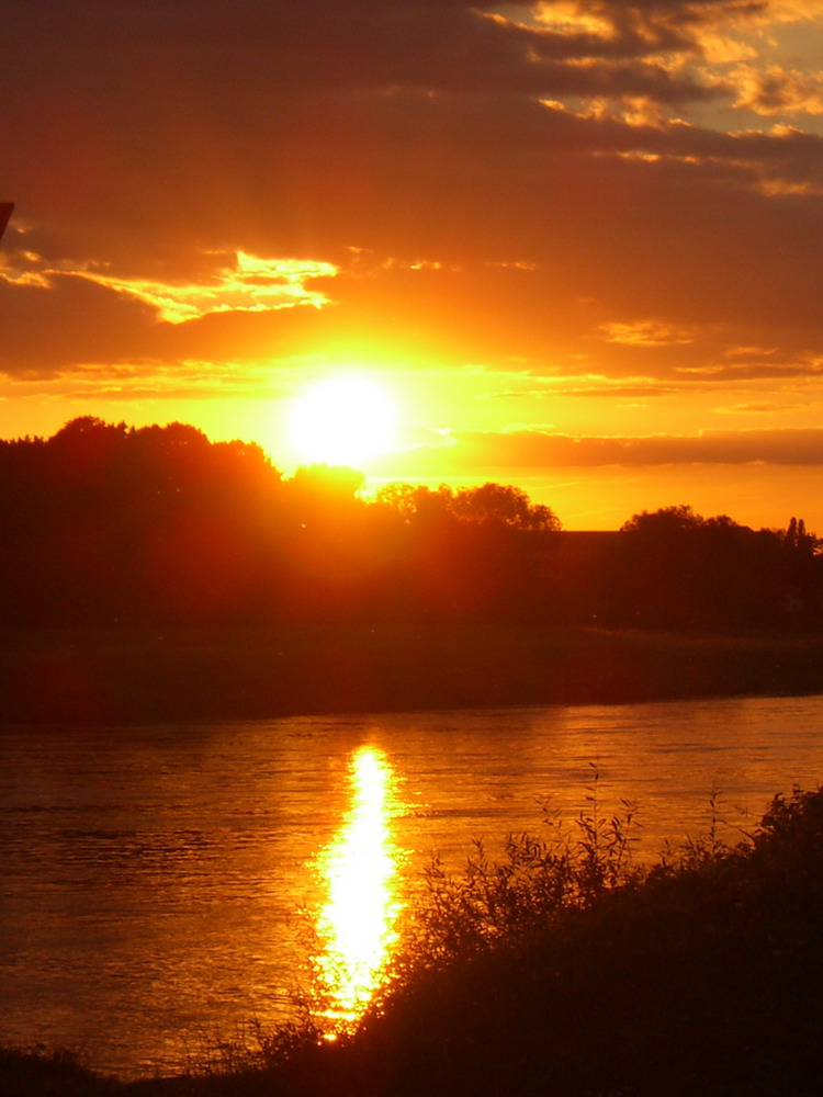 Sonnenuntergang an der Elbe