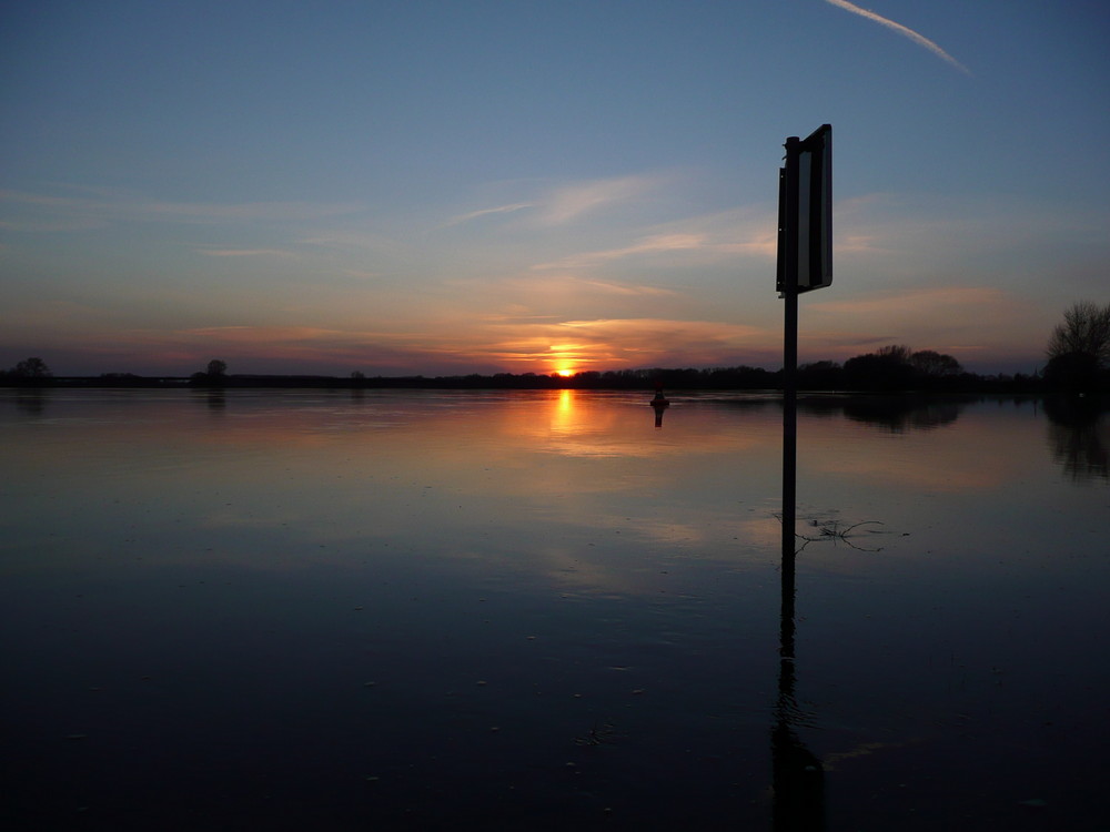 sonnenuntergang an der elbe